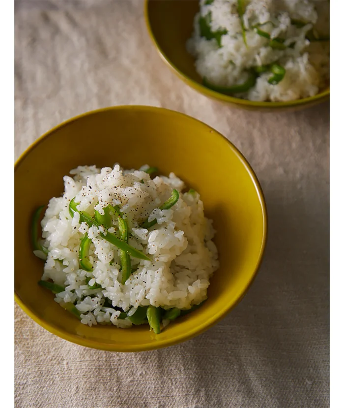 生のピーマンを蒸らすだけ。ほろ苦い香りとシャキシャキ食感が嬉しい「ピーマンごはん」