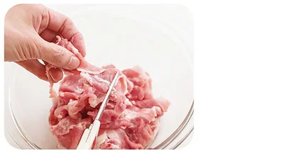 豚肉は長ければキッチンばさみで食べやすく切る