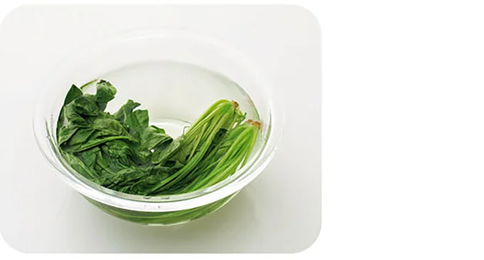 ほうれん草はアクがあるので、レンジ加熱したあと水にさらす