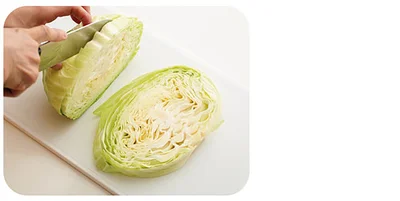 キャベツは丸ごと輪切りにする。ステーキにはまん中あたりを使用