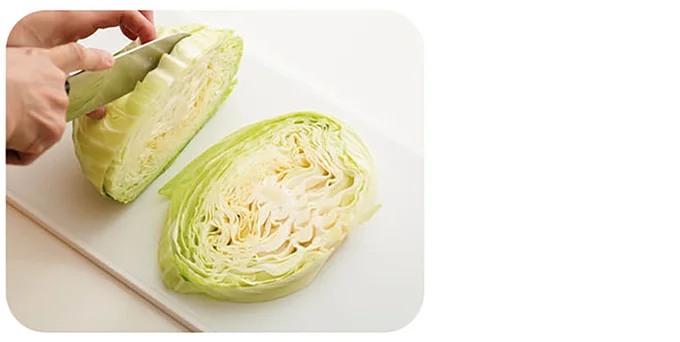 キャベツは丸ごと輪切りにする。ステーキにはまん中あたりを使用