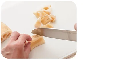 れんこんは歯ごたえが楽しめる一口大の乱切りにする