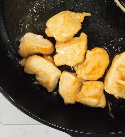 玉ねぎしょうゆ味の玉ねぎおろしソースのチキンソテー