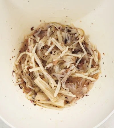赤しそ酢味のエノキと玉ねぎの赤しそふりかけ和え