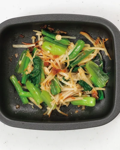 にんにくバター味の小松菜と焼きキノコ和え
