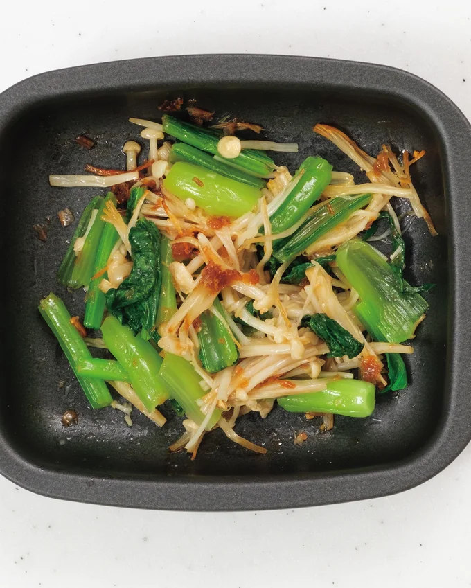 にんにくバター味の小松菜と焼きキノコ和え
