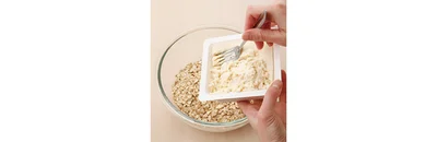 オートミールとくずした豆腐を混ぜ合わせる