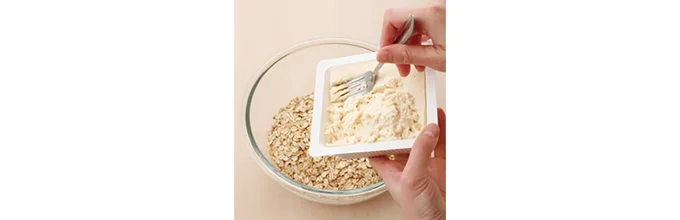 オートミールとくずした豆腐を混ぜ合わせる
