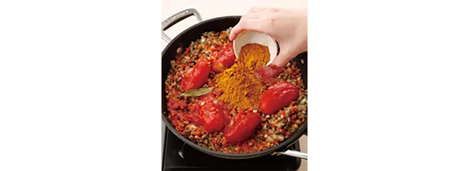 トマト缶やカレー粉を加えるのは、野菜によく火を通してから