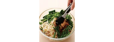 ニラは生でも食べられるので、豚肉と野菜の加熱直後に加えて混ぜるだけでOK