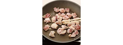 色が変わったら、ひっくり返して両面を焼きます