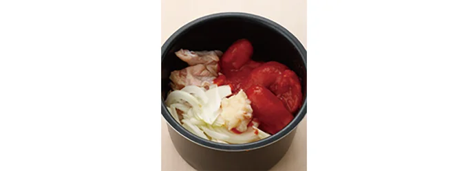 炊飯釜に材料を入れる