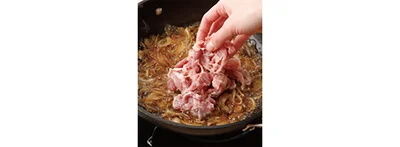豚肉を加えたら、菜箸などで手早くほぐす