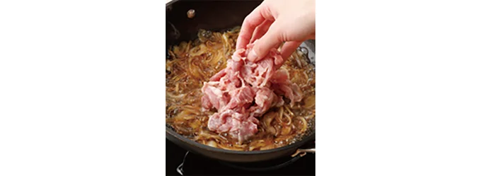 豚肉を加えたら、菜箸などで手早くほぐす