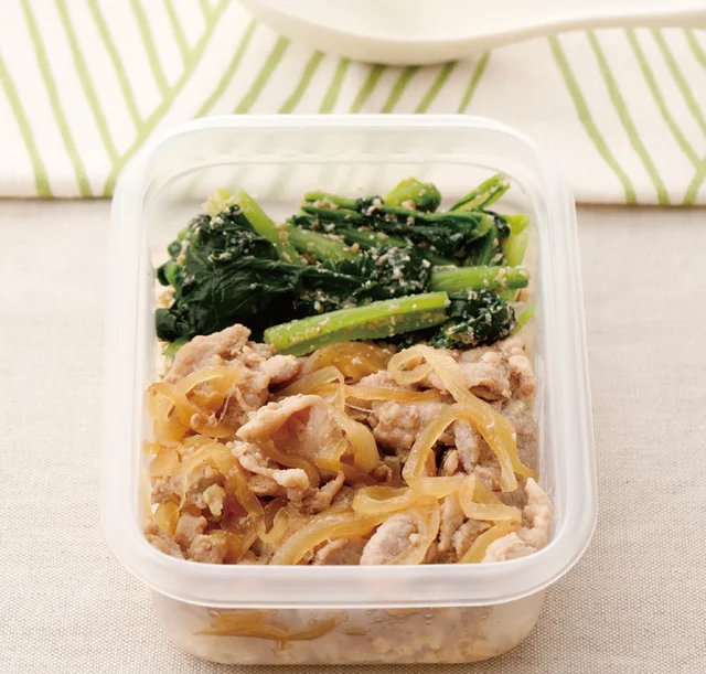 甘辛く煮た豚こまに、おかか風味のオートミールごはんを合わせた「豚丼弁当」／糖質オフのハマるやせ弁365（10）