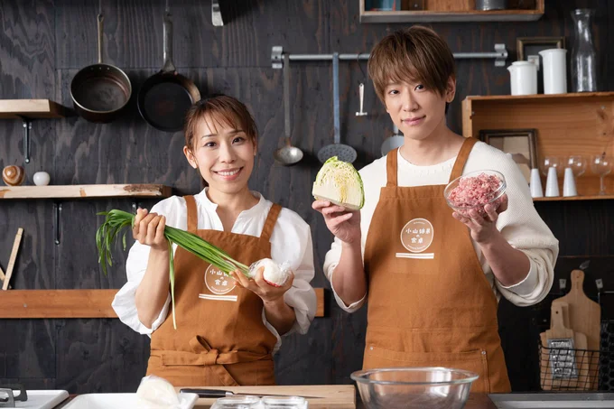 材料を手に持ち意気込むおふたり。コラボ企画は初!さらに一緒に料理をするのも初めてのことだとか!