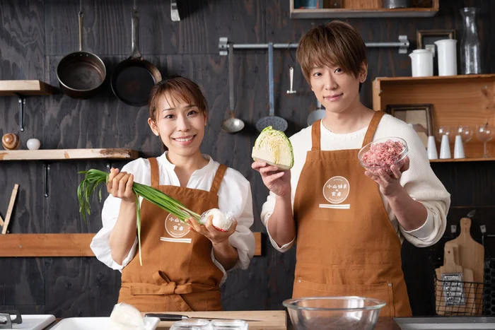 NEWS小山慶一郎さん＆実姉・みきママ初共演！思い出の「餃子」作り 「姉ちゃんしゃべりすぎなんだよ…！」