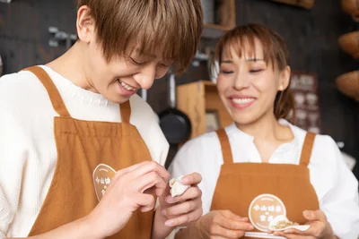 初めての餃子作りで、包むのに苦戦する小山さん。見守る姉のみきママさん