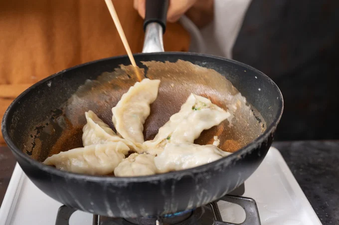 簡単にきれいな餃子の羽ができるみきママ考案レシピ