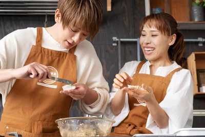 餃子を包むのは人生初！という小山さんの初々しさ（▷二人の料理の様子は次に続く）