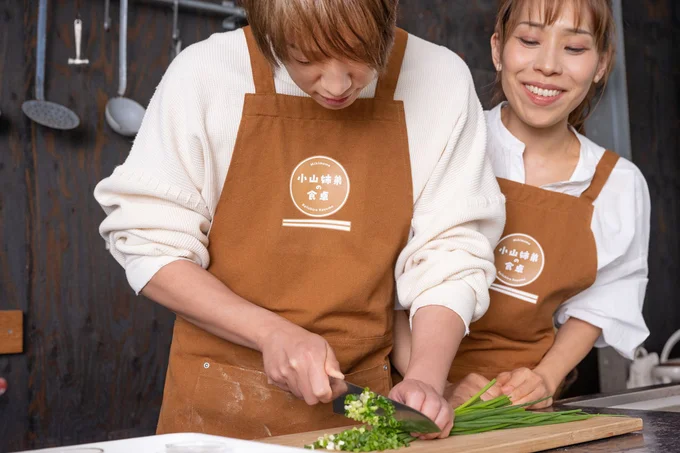 包丁使いに慣れてきた小山さんに感心するみきママさん!「何もいわないのにねぎを切るなんて、料理の流れが分かり始めてる証拠!」(▷小山さんの更なる成長の様子は次へ)