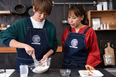 泡立て器を軽快に使いこなす小山さんに、「初めてなのに、手つきがいい！」と、みきママさんから賞賛の声が。