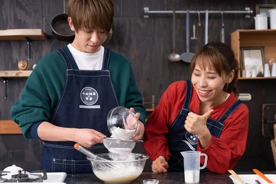 「粉をふるうときは、ボウルの内側にふるいを当てるようすると粉が飛び散らないよ」と、みきママさんからアドバイス。