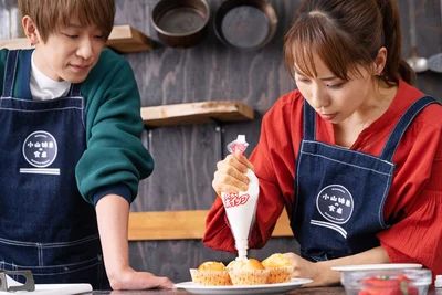 お手本を見せるみきママさんに、「そういうことね」と呑み込みの早い小山さん。