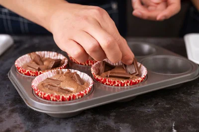 ココアパウダーを混ぜた生地に、チョコレートをのせてオーブンへ。