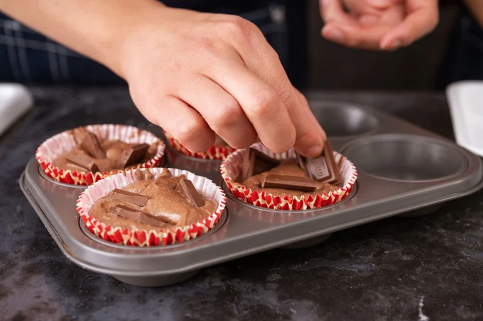 ココアパウダーを混ぜた生地に、チョコレートをのせてオーブンへ。
