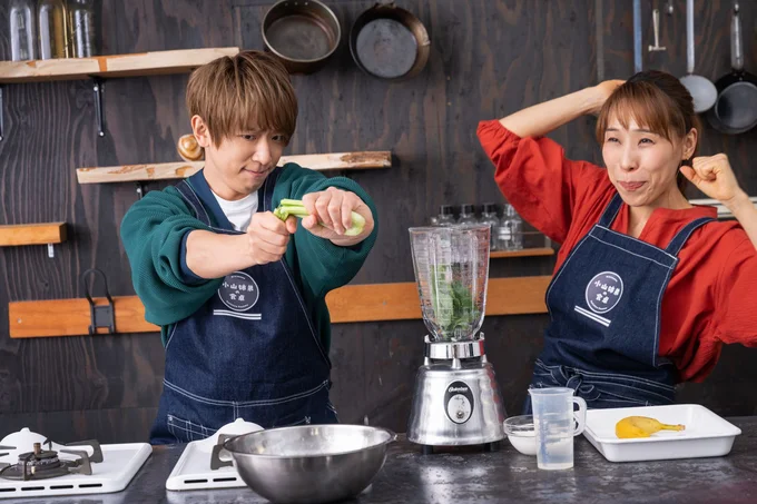 「声出していこ!」と、なぜか体育会系のノリでスムージーを作り始めた小山姉弟。