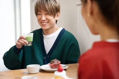 味の感想をなかなかいわない小山さん。みきママさんをじらしてる！？次の写真は▷小山さん作のケーキを探せ！