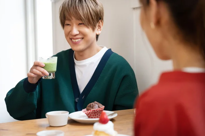 味の感想をなかなかいわない小山さん。みきママさんをじらしてる！？次の写真は▷小山さん作のケーキを探せ！