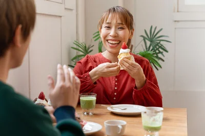 ケーキとジュースを楽しみつつ、おしゃべりも弾みます。次の写真は▷「うまっ！」大きな口でケーキをほおばる小山さん