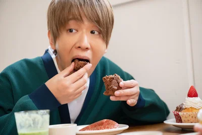 体のことを考えて最近甘いものは控え気味という小山さんも、「うまっ！」と完食。次の写真は▷みきママさんを照れ笑いさせる小山さん