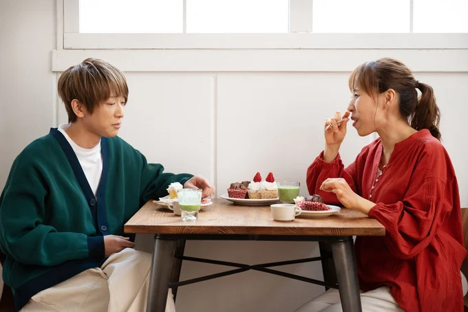 小山さんからの思わぬことばに、みきママさんは照れ笑い。素敵なお2人です。次の写真は▷小山さん絶賛のチョコケーキ