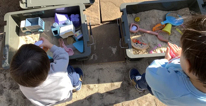 お庭で砂遊びを楽しむ双子ちゃん▶このポストの画像(⇒次へ)