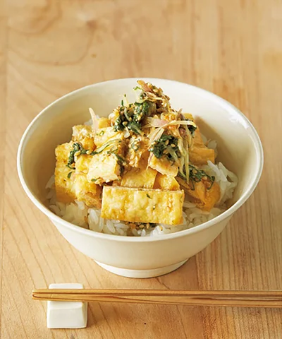 ごはんにのっけると、甘じょっぱい稲荷寿司のような味に
