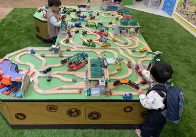 大きな線路で夢中で遊ぶ子どもたち