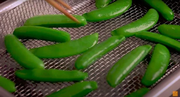 ザルに広げて冷ます▶︎茹で野菜にめちゃめちゃ合うお手軽ソースとは?