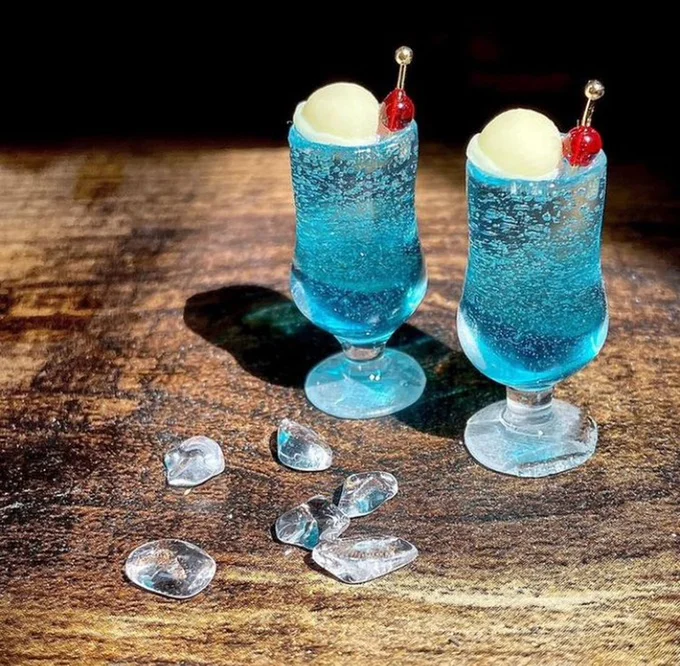 炭酸までリアルなクリームソーダ▶︎クリームソーダの実際の大きさは?次の写真でチェック(⇒次へ)