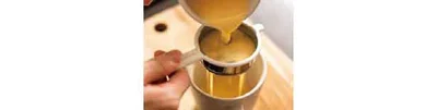 卵液を入れるときは、濾しながら入れましょう