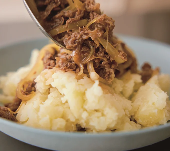 しっかり味の牛肉を煮汁ごとかければ、煮込まずに味しみ肉じゃがに！