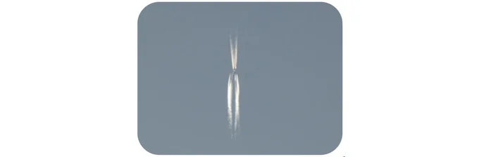 短い飛行機雲
