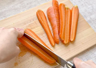 にんじんを皮付きのまま縦4等分に切る▶乾燥しないようにするコツは？（⇒次へ）
