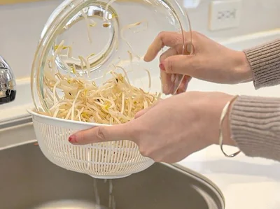 もやしの水けをしっかり切る▶もやしの加熱はこれでOK（⇒次へ）