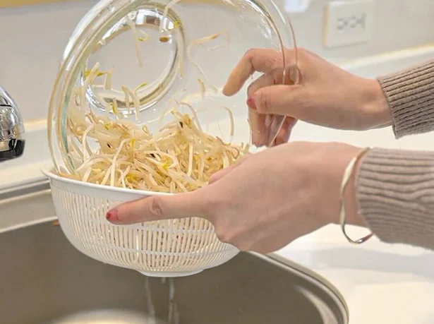もやしの水けをしっかり切る▶もやしの加熱はこれでOK(⇒次へ)