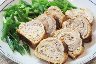 油揚げ＆薄切り肉でやわらかジューシー！「油揚げと豚肉のロールチャーシュー」