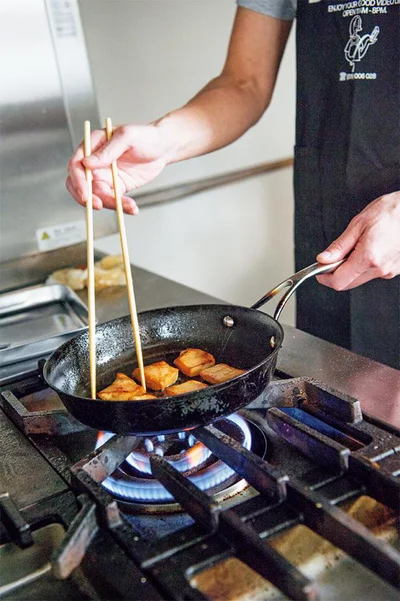 そろそろご飯が炊き上がり。蒸らしている間にかじきを焼く