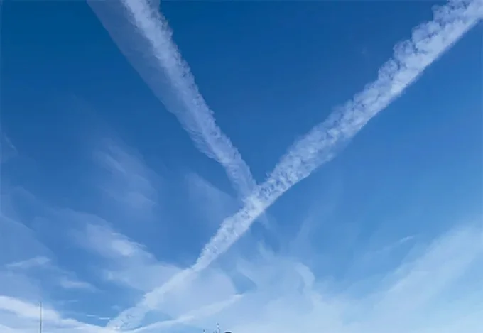 青空に長くのびた飛行機雲